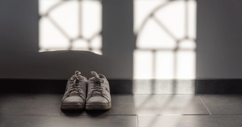 Cu ce se curăță marginea albă de la adidași?