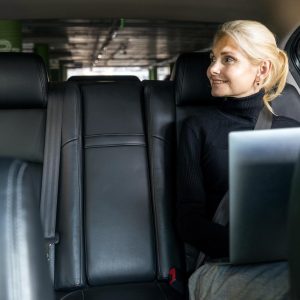 Călătorii Sustenabile: Cum Transportul cu Microbuze Moderne Reduce Amprenta de Carbon