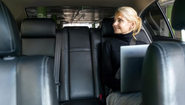 Călătorii Sustenabile: Cum Transportul cu Microbuze Moderne Reduce Amprenta de Carbon