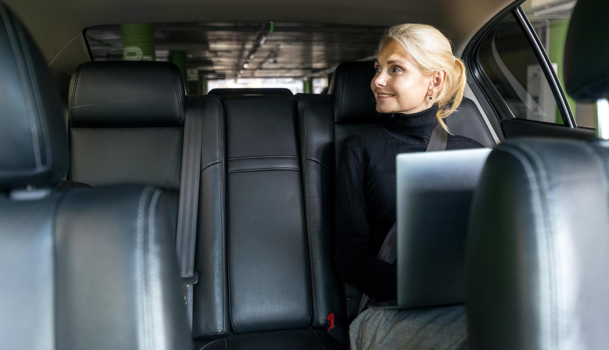 Călătorii Sustenabile: Cum Transportul cu Microbuze Moderne Reduce Amprenta de Carbon