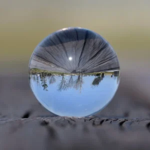 Cum să folosești oglinzile pentru a crea iluzia unui spațiu mai mare